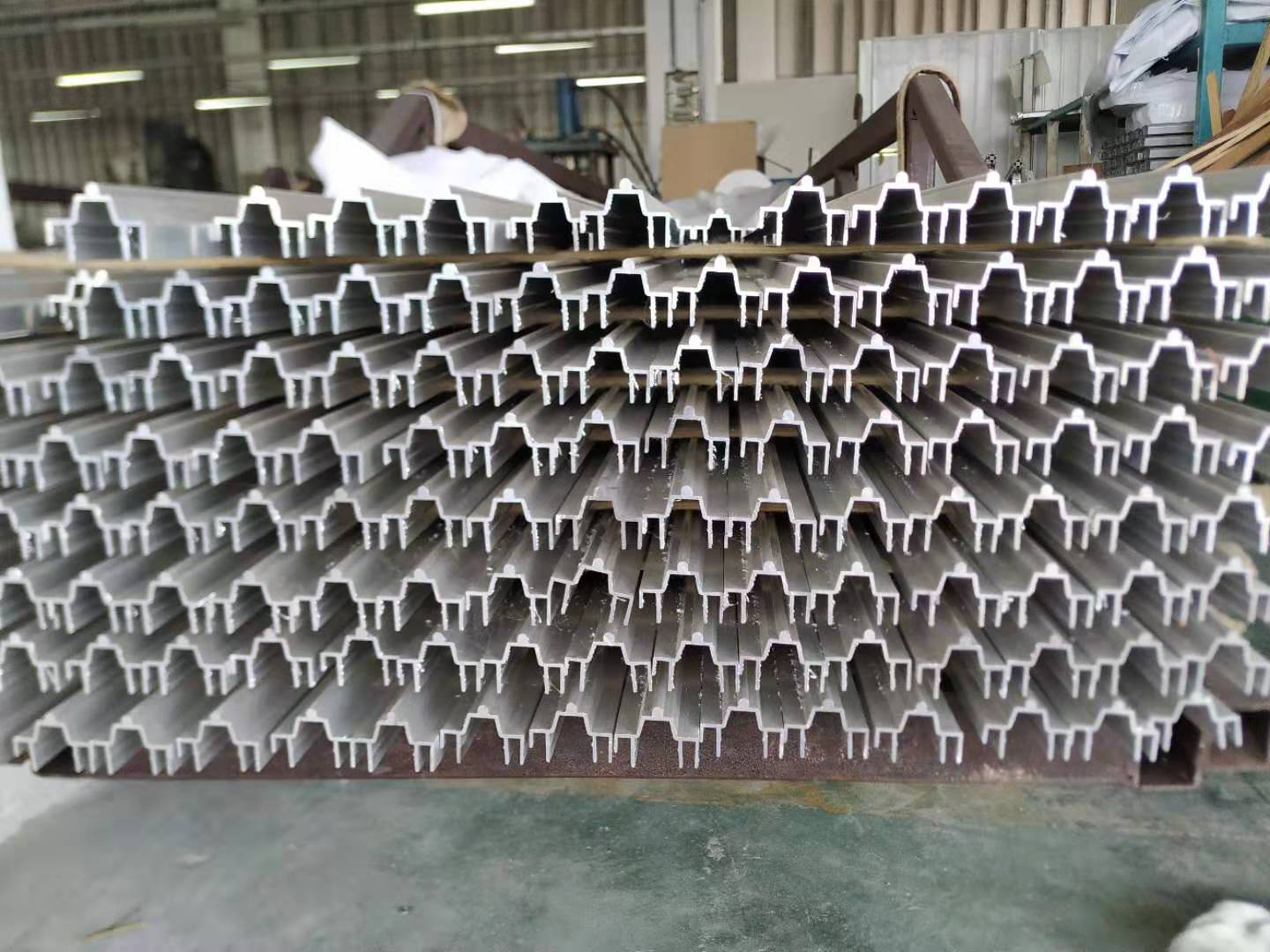 鴻發(fā)有色廠(chǎng)家直銷(xiāo)家具鋁型材可深加工處理 家居鋁材